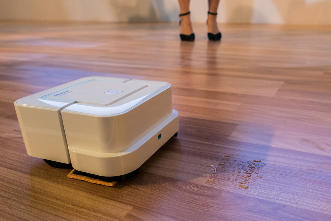 更适合中国家庭：iRobot 国内发布 Braava jet™ 240 喷水擦地机器人