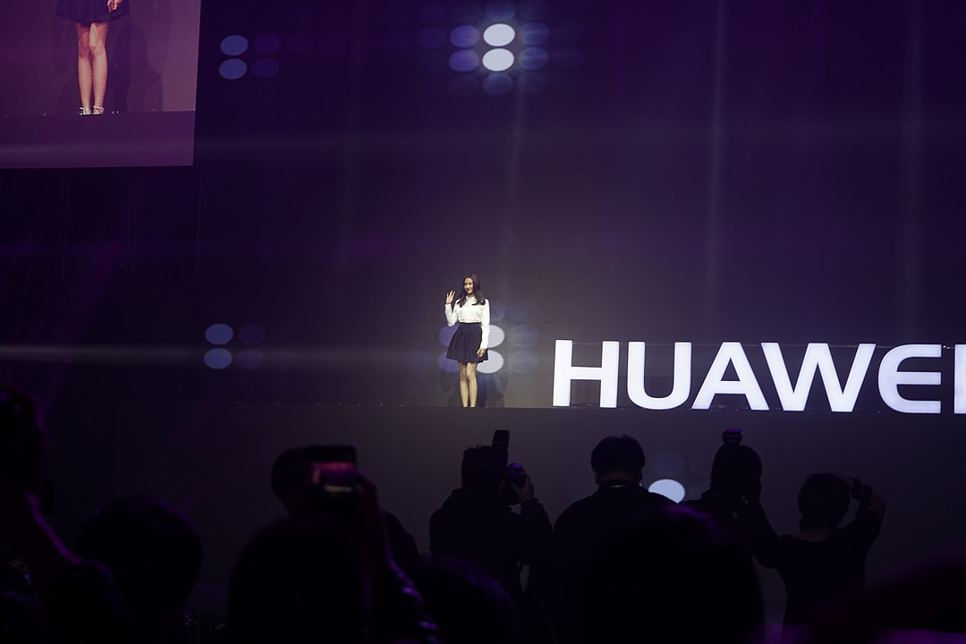 主打颜值与自拍：HUAWEI 华为 发布 nova 手机