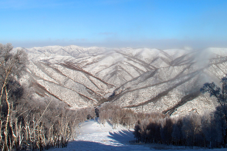 免费滑雪时代开启：万龙滑雪场 推出 大学生免费滑雪 政策