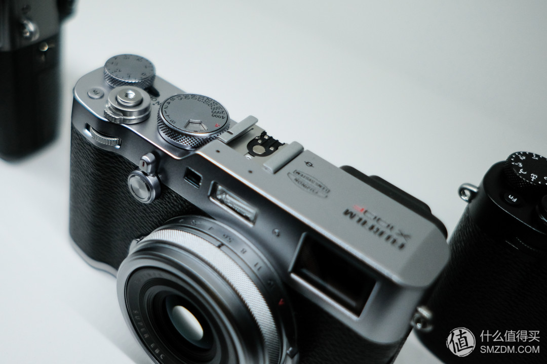 拥抱2400万像素fujifilm富士发布x100f固定镜头数码相机1299美元约