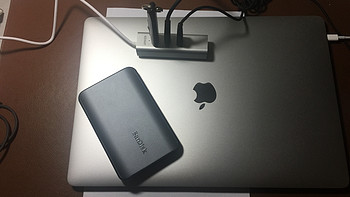 #本站首晒# 新MacBook Pro的大小配件——SanDisk 闪迪 至尊极速900移动固态硬盘+Anker usb3.1 hub