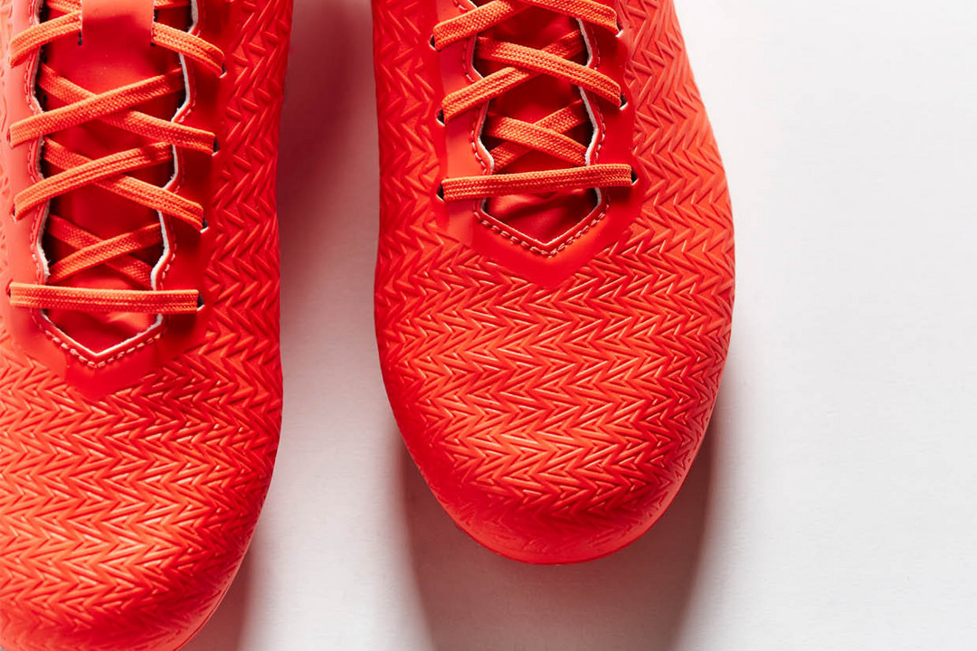 坐看珊瑚海日红：UNDER ARMOUR 安德玛 推出 全新配色 Clutchfit Force 3.0 足球鞋