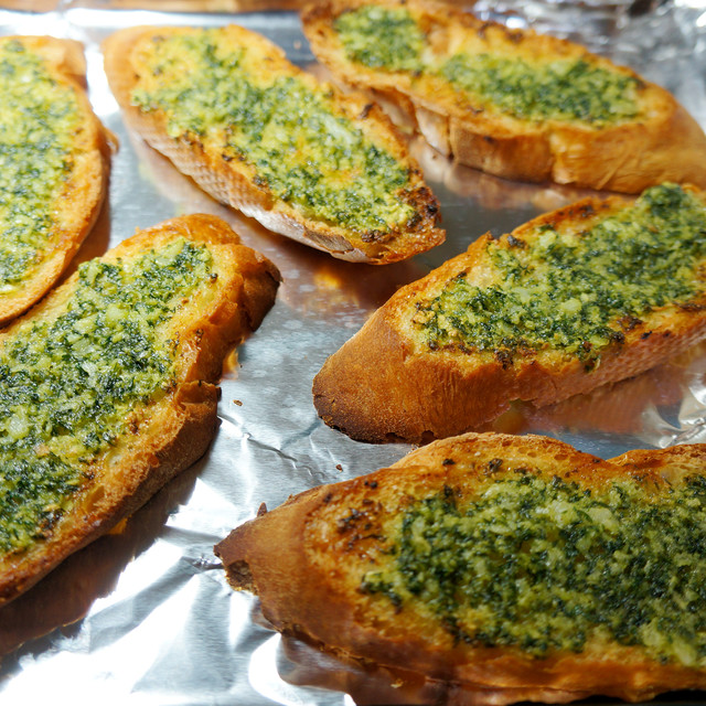 知道你们最喜欢吃这个，自己做便宜料足更美味的蒜香Baguette