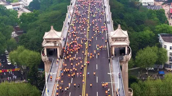 2.2万人雨中同时踏过长江大桥是怎样一种体验！是的，桥没垮！