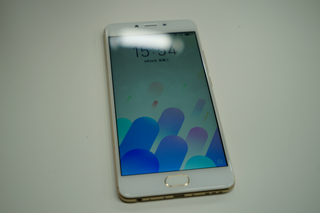 闪光灯天线一体设计：MEIZU 魅族 发布 魅蓝E2 智能手机