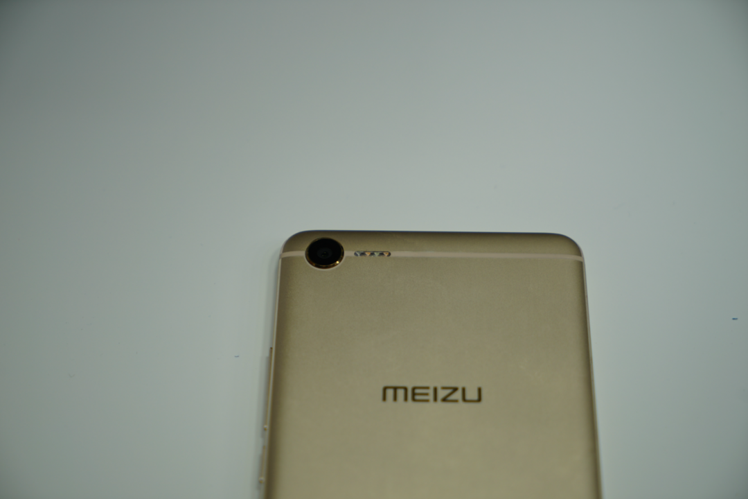 闪光灯天线一体设计：MEIZU 魅族 发布 魅蓝E2 智能手机
