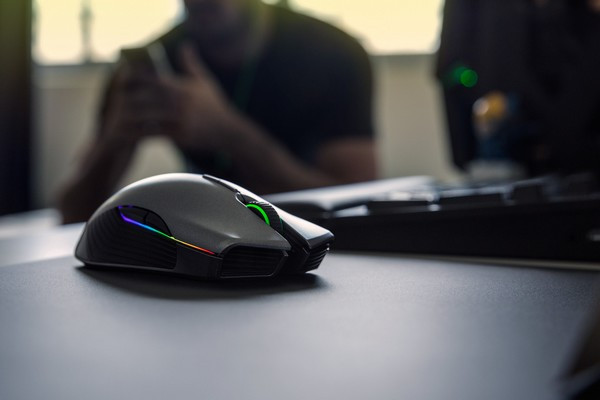 “自适应跳帧技术”：RAZER 雷蛇 推出 Lancehead“锐蝮蛇”无线鼠标