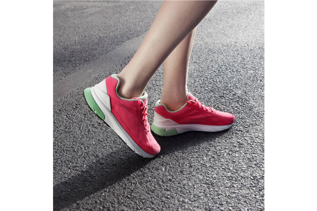 搭载Curie模块的10k级跑鞋：润米科技、英特尔 联合发布 90分Ultra Smart 智能跑鞋