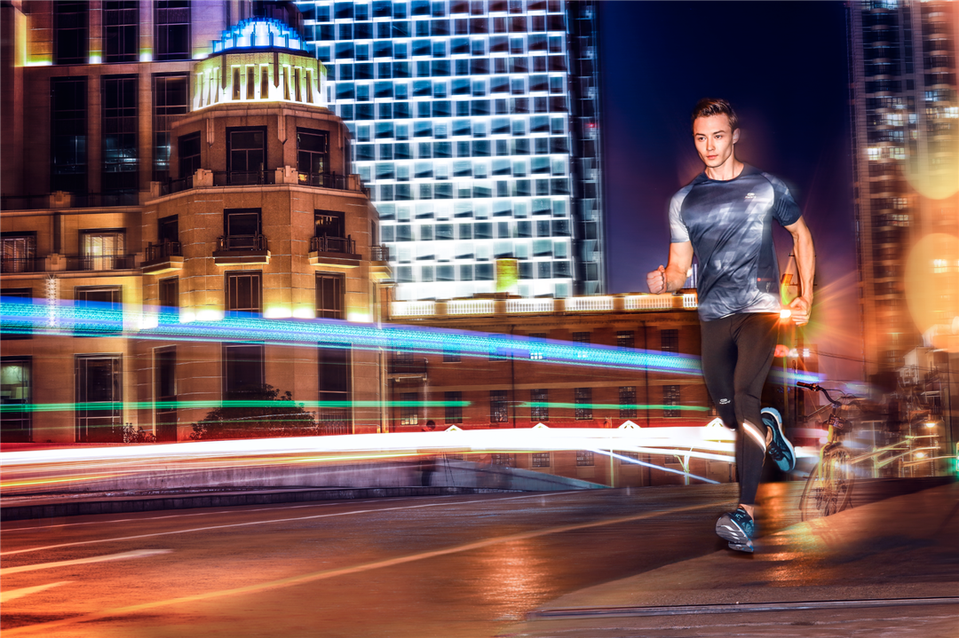 搭载Curie模块的10k级跑鞋：润米科技、英特尔 联合发布 90分Ultra Smart 智能跑鞋