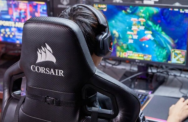 电竞玩家战斗“良驹”：CORSAIR 美商海盗船 推出 T1 RACE 电竞座椅