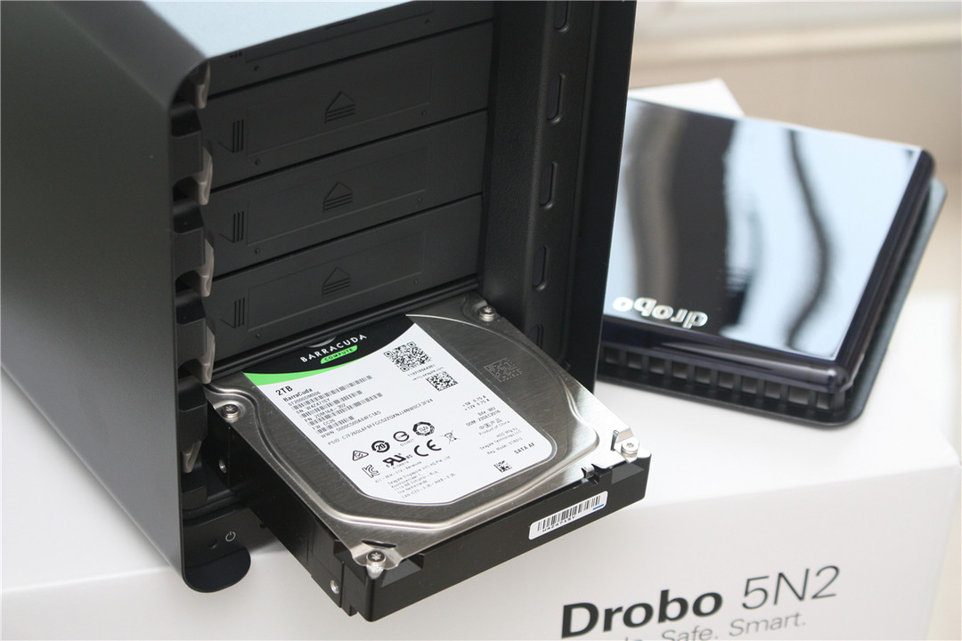 固态硬盘还能这样用：给Drobo 5N2 NAS加装固态加速盘