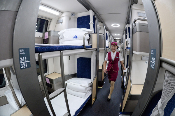 据了解,该卧铺动车组采用全新设计,每个铺位空间独立,等于一个小"包间