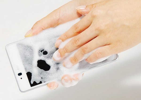 能用肥皂水清洗：FUJITSU 富士通 发布 Arrows M04 智能手机