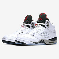 白水泥的传承：Nike 耐克 即将发售 Air Jordan 5 Retro “White Cement” 篮球鞋