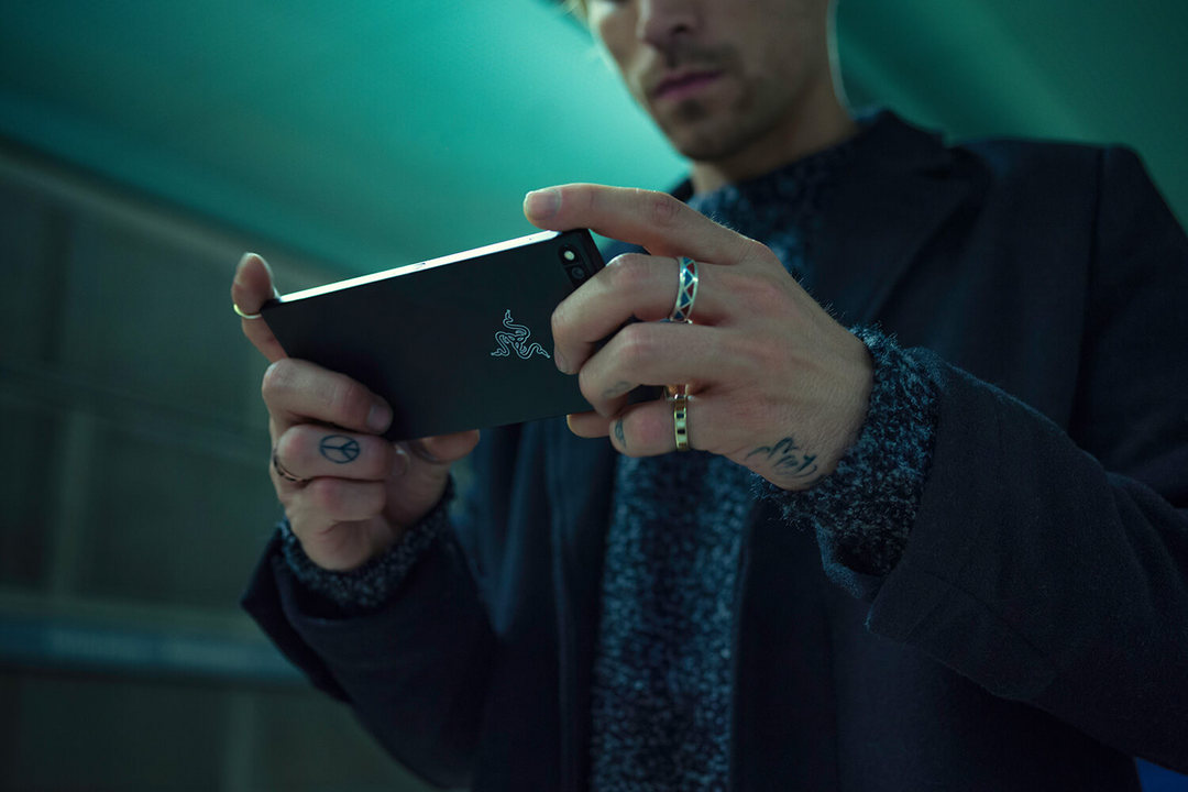 没有炫彩灯，但有120Hz 2K屏：RAZER 雷蛇 发布 Razer Phone 智能手机
