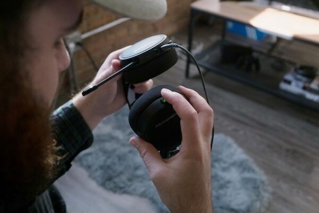 通吃全平台、支持VoIP混音模式:steelseries 赛睿 发布 Arctis 3 “寒冰”蓝牙版 头戴耳机