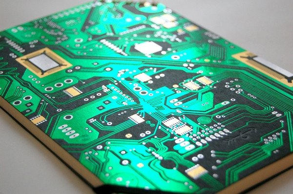 这是一款用真正的电路板制作而成的笔记本