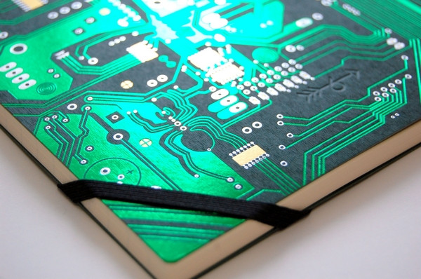 这是一款用真正的电路板制作而成的笔记本