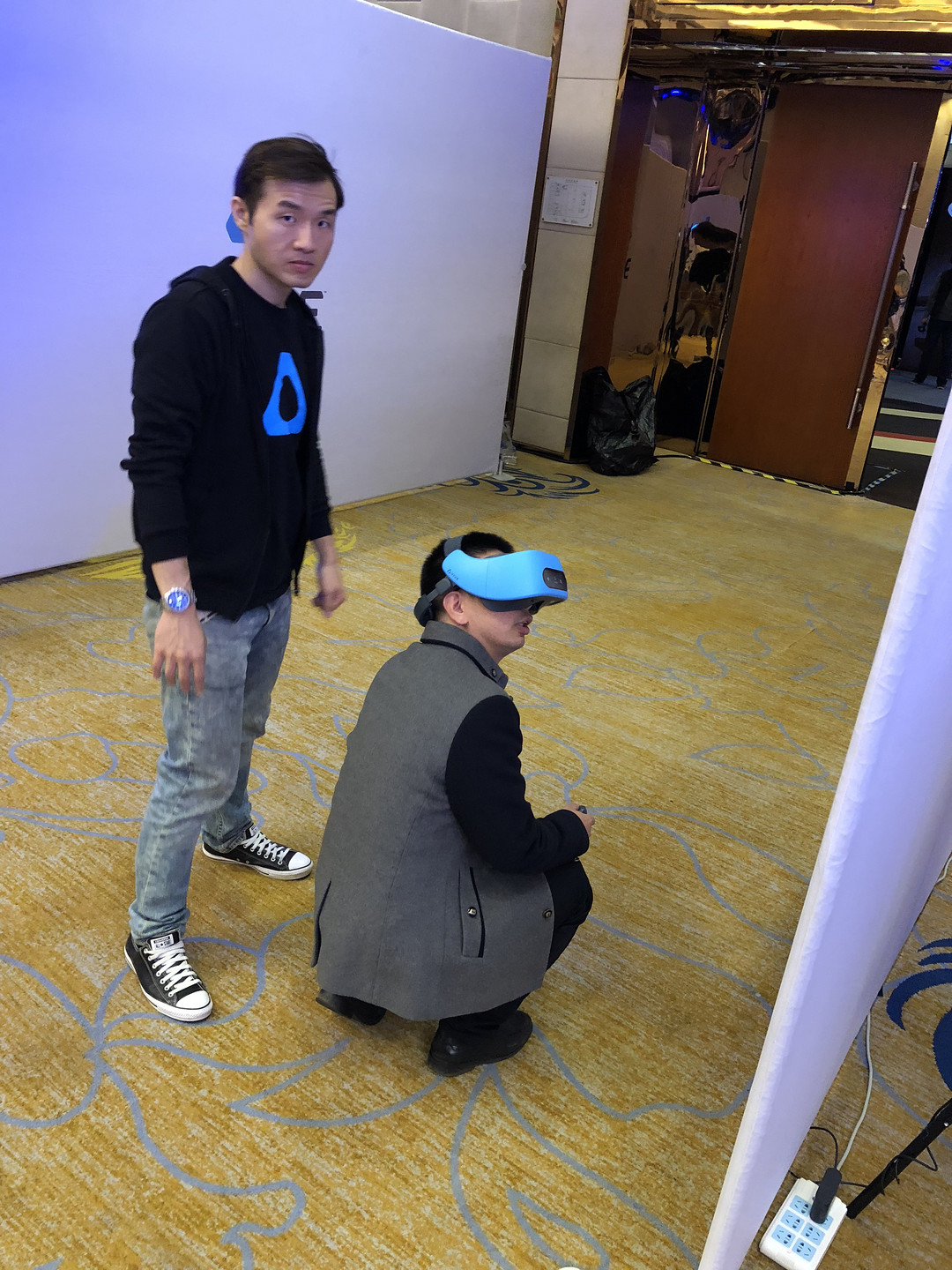 “VR半月谈”第17期：当VR遇上化工；现场试玩Vive Focus一体机