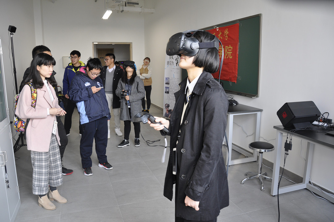 “VR半月谈”第17期：当VR遇上化工；现场试玩Vive Focus一体机