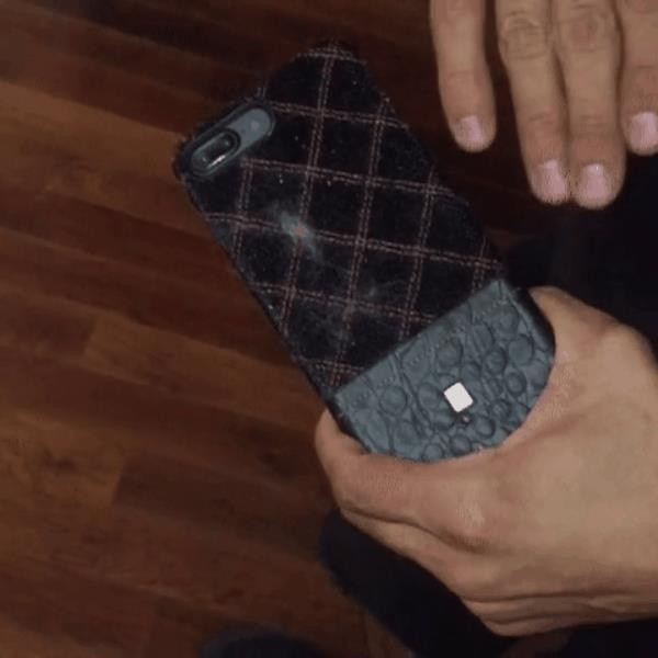 这是一款能吸附绒毛等杂物的iPhone手机壳