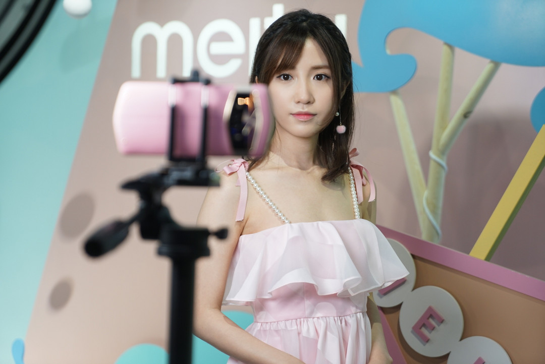 前后置均采用双像素双摄像头：meitu 美图 发布 美图V6 智能手机