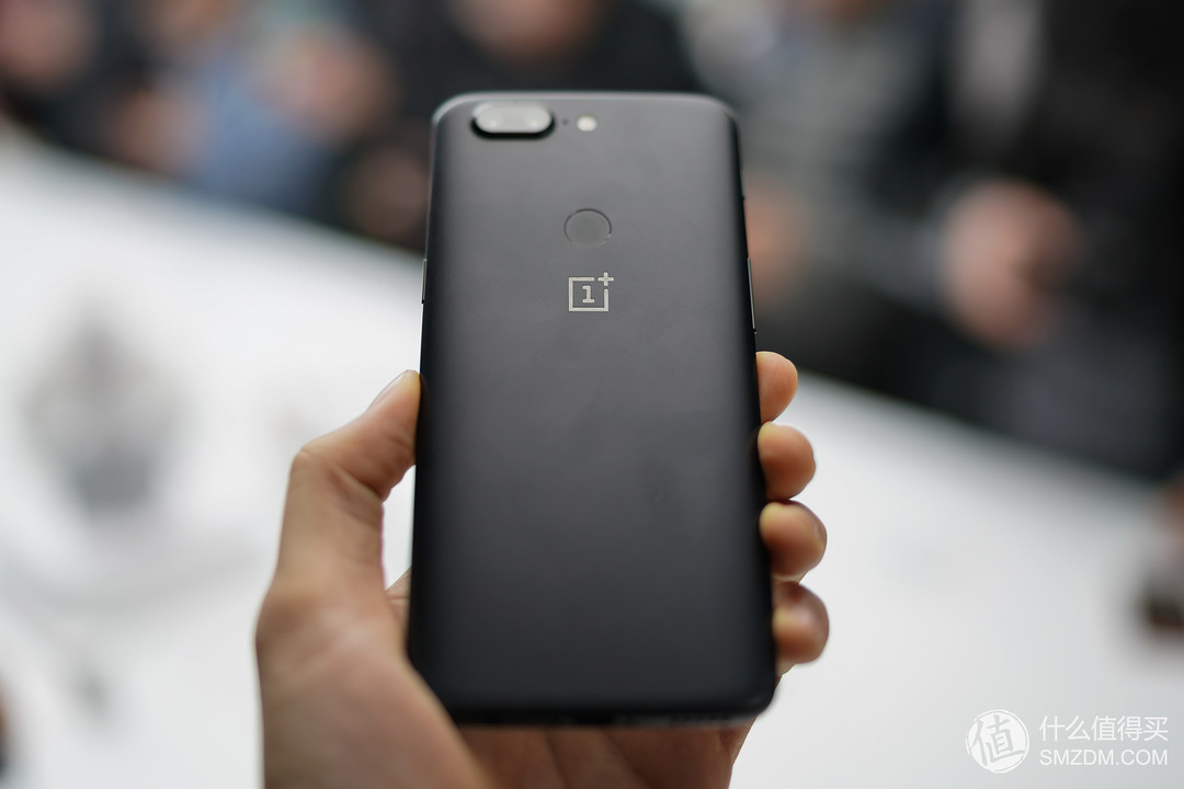 轻快、流畅、灵动：OnePlus 一加 国内推出 一加5T 旗舰手机