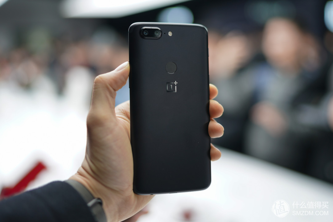 轻快、流畅、灵动:OnePlus 一加 国内推出 一加5T 旗舰手机