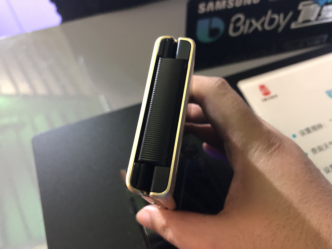 经典翻盖设计、Bixby加持：SAMSUNG 三星 发布 心系天下 W2018 双屏翻盖旗舰手机