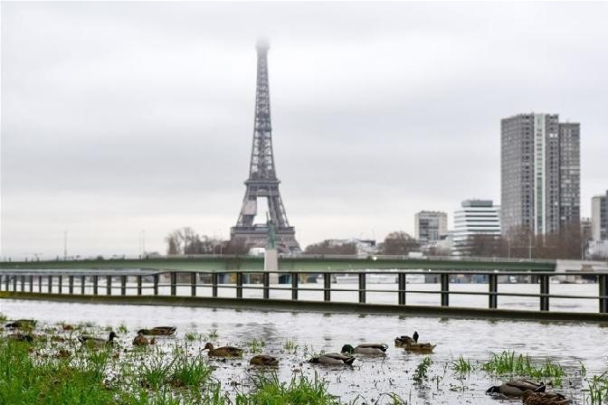 出行提示：法国巴黎连日暴雨 塞纳河水位上涨