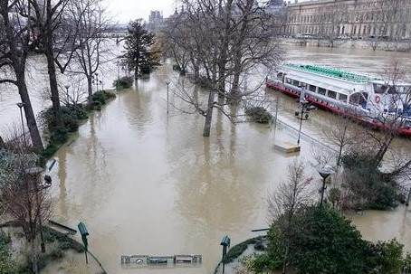 出行提示：法国巴黎连日暴雨 塞纳河水位上涨