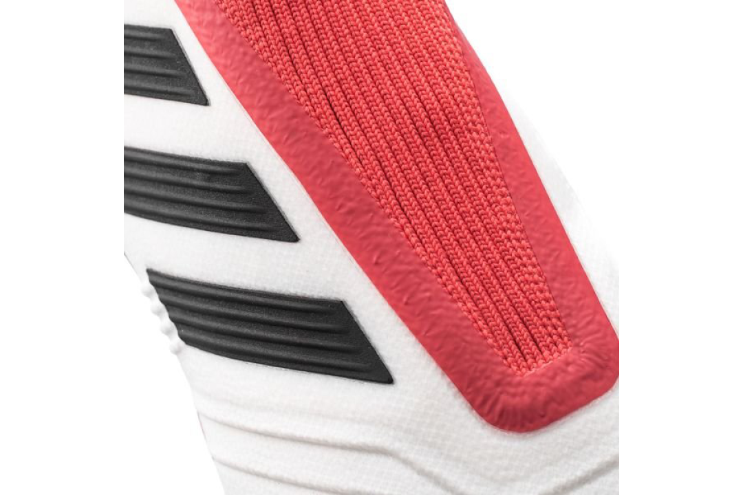 制霸天下：adidas 阿迪达斯 推出 新款配色版 Predator 18+ FG 足球鞋 
