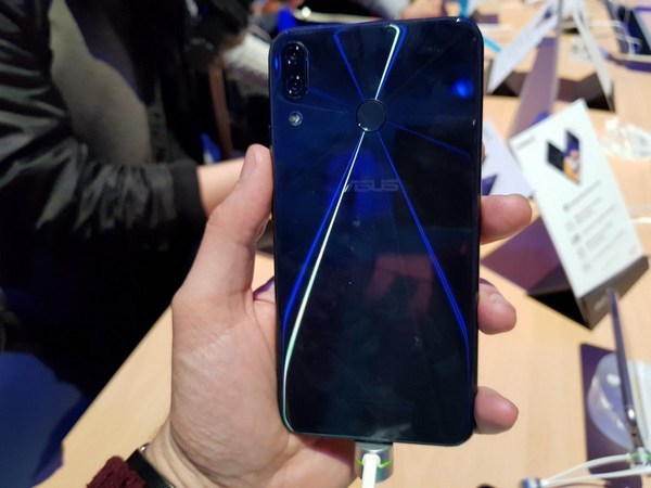 我有“小刘海”：ASUS 华硕 展出 ZenFone 5 智能手机
