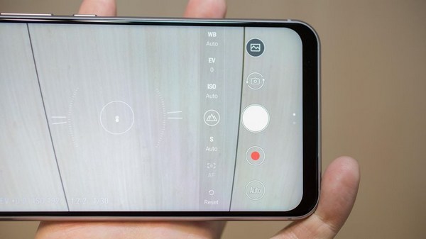 骁龙845、“小刘海”设计：ASUS 华硕 展出 ZenFone 5z 和 ZenFone 5 Lite 智能手机
