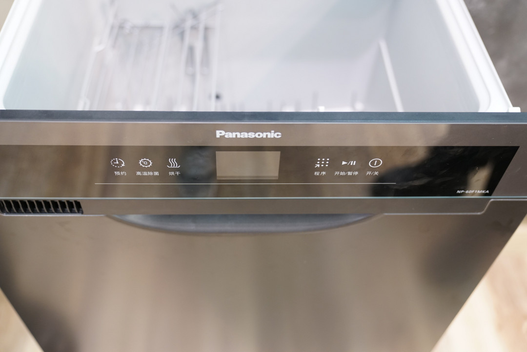 搭载软水系统：Panasonic 松下 推出 NP-60F1MSA 嵌入式洗碗机 8套