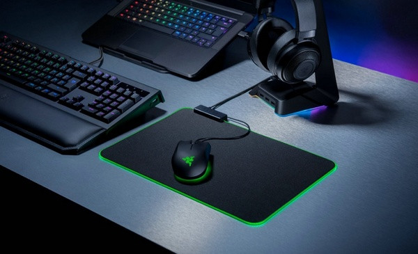 边缘嵌入1680万色RGB环绕灯带：RAZER 雷蛇 发布 Goliathus Chroma “重装甲虫” RGB幻彩版 鼠标垫