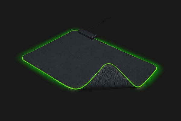 边缘嵌入1680万色RGB环绕灯带：RAZER 雷蛇 发布 Goliathus Chroma “重装甲虫” RGB幻彩版 鼠标垫