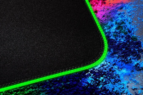 边缘嵌入1680万色RGB环绕灯带：RAZER 雷蛇 发布 Goliathus Chroma “重装甲虫” RGB幻彩版 鼠标垫