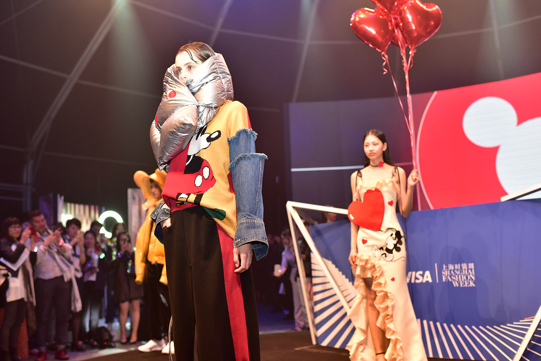 时尚“融合”之夜：2018秋冬上海时装周盛大开幕，VISA x HAIZHENWANG 王海震跨界合作秀