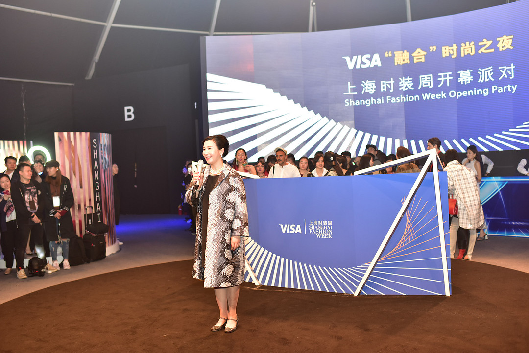 时尚“融合”之夜：2018秋冬上海时装周盛大开幕，VISA x HAIZHENWANG 王海震跨界合作秀