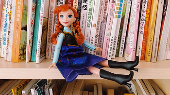 我的书柜小伙伴：孩之宝迪士尼冰雪奇缘安娜公仔开箱