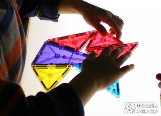 毛爸聊玩具：“光与影的魔术师”MT和Playmags的磁力片，天秤座该怎么选？
