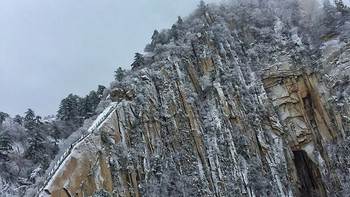 晚来天欲雪，华岳正当时。记雪夜登华山