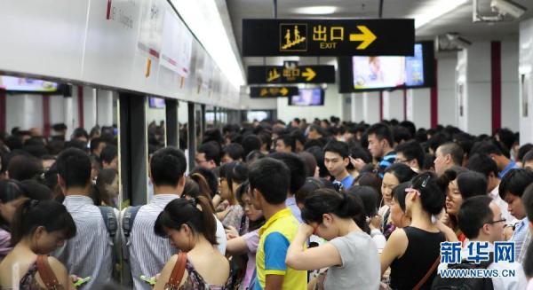 受够了大城市里的人山人海?去这个排队都要隔3米的国家体验一下社交恐惧吧!
