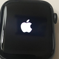 首发 苹果Apple Watch Series 4代 GPS款 深空灰色铝金属表壳 黑色运动型表带 44mm美版