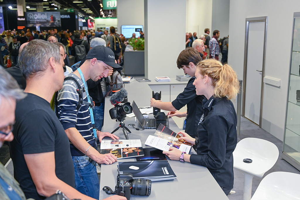 Photokina2018:大变焦镜头备受欢迎 腾龙展台人气不小