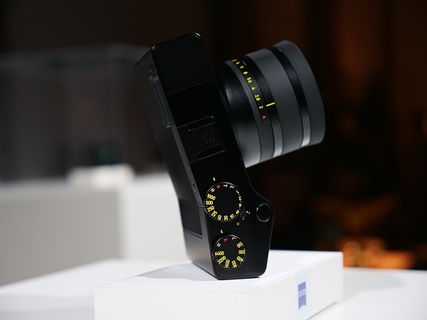 内置Lightroom、不能插卡！ 蔡司发布全画幅35mm固定镜头相机ZX1