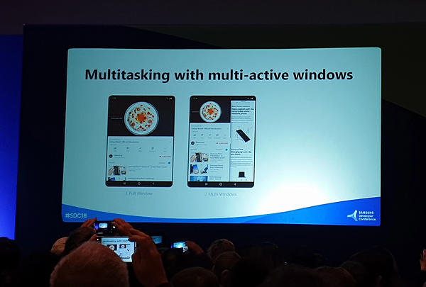 SAMSUNG 三星 展示 旗下首款可折叠屏幕手机