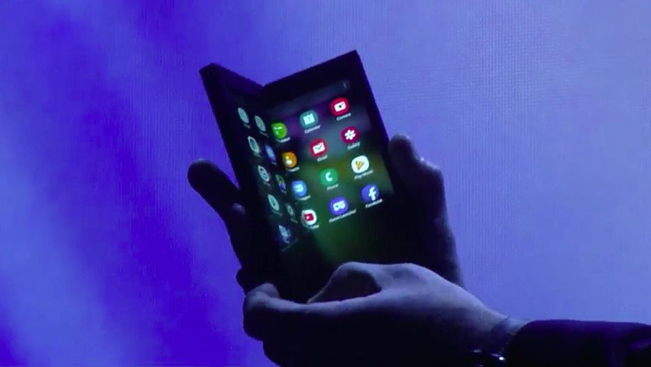 SAMSUNG 三星 展示 旗下首款可折叠屏幕手机原型机，内外双屏、手机平板合一