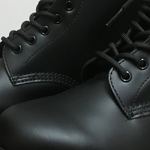 每个男人的战靴：一双黑色Dr. Martens 1460